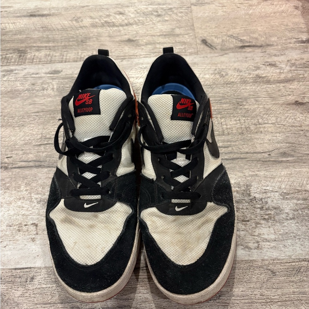 Nike Men's SB Alleyoop Black and Red Skateboarding Sneakers - Picture 2 of 4